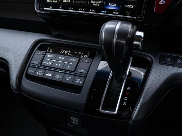 Honda Stepwgn V Рестайлинг с пробегом 2019 года, цена 2 395 000 рублей, 73018 км, минивэн, Автокод Объявления