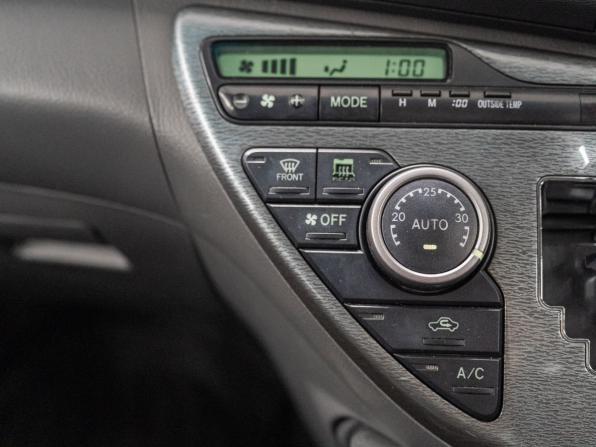 Toyota ISis I Рестайлинг с пробегом 2010 года, цена 1 299 000 рублей, 140638 км, компактвэн, Автокод Объявления