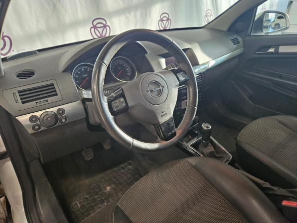 Opel Astra H Рестайлинг с пробегом 2013 года, цена 633 000 рублей, 127891 км, седан, Автокод Объявления