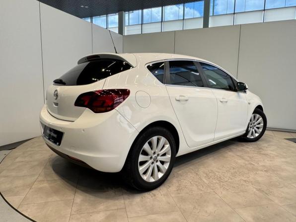 Opel Astra J с пробегом 2011 года, цена 680 000 рублей, 102004 км, хэтчбек, Автокод Объявления
