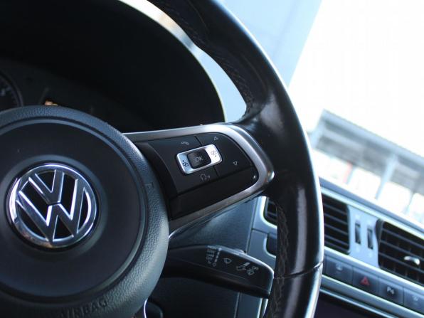 Volkswagen Polo V Рестайлинг с пробегом 2018 года, цена 1 359 000 рублей, 54332 км, седан, Автокод Объявления