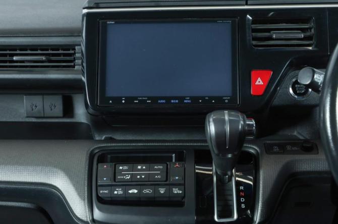 Honda Stepwgn V с пробегом 2015 года, цена 1 699 000 рублей, 130000 км, минивэн, Автокод Объявления
