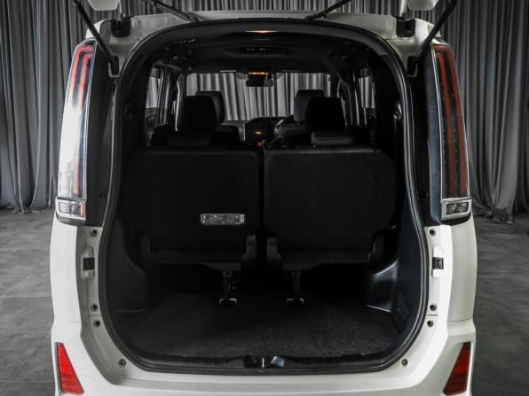 Toyota Noah III (R80) Рестайлинг с пробегом 2017 года, цена 2 370 000 рублей, 103175 км, минивэн, Автокод Объявления