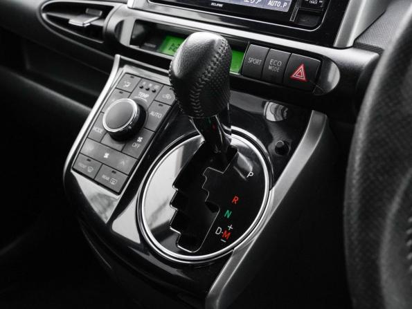 Toyota Wish II Рестайлинг с пробегом 2014 года, цена 1 575 000 рублей, 128608 км, минивэн, Автокод Объявления