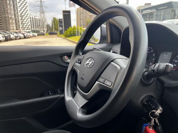 Hyundai Solaris II с пробегом 2018 года, цена 1 240 000 рублей, 116763 км, седан, Автокод Объявления