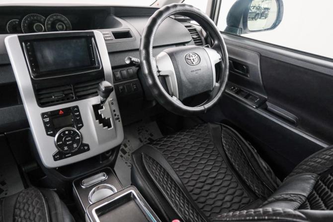 Toyota Voxy II (R70) с пробегом 2010 года, цена 1 349 000 рублей, 190808 км, минивэн, Автокод Объявления