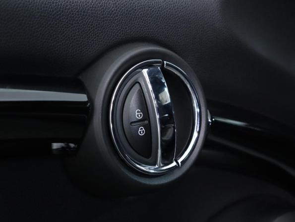 Mini Hatch III (F55/F56) Рестайлинг с пробегом 2019 года, цена 1 947 800 рублей, 50000 км, хэтчбек, Автокод Объявления