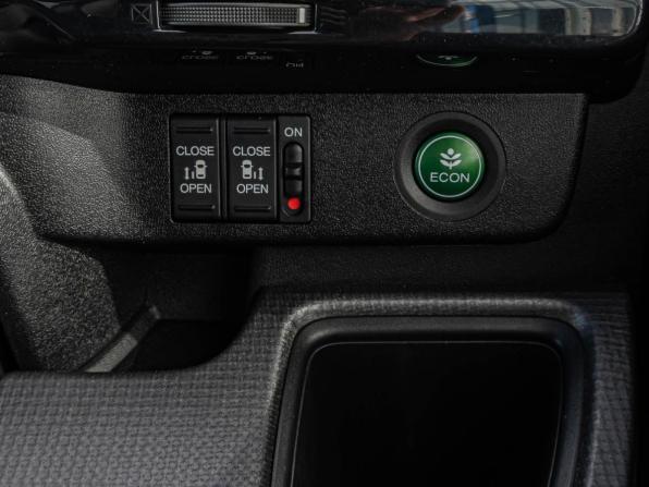 Honda Stepwgn V с пробегом 2017 года, цена 2 020 000 рублей, 91408 км, минивэн, Автокод Объявления