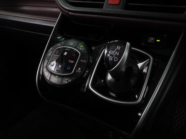 Toyota Esquire I с пробегом 2016 года, цена 2 335 000 рублей, 130174 км, минивэн, Автокод Объявления