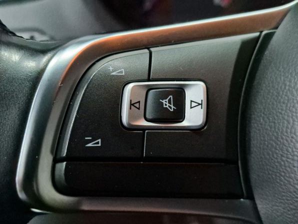Volkswagen Polo V Рестайлинг с пробегом 2019 года, цена 1 348 000 рублей, 78356 км, седан, Автокод Объявления
