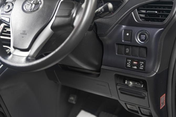 Toyota Voxy III (R80) с пробегом 2015 года, цена 1 909 000 рублей, 115000 км, минивэн, Автокод Объявления