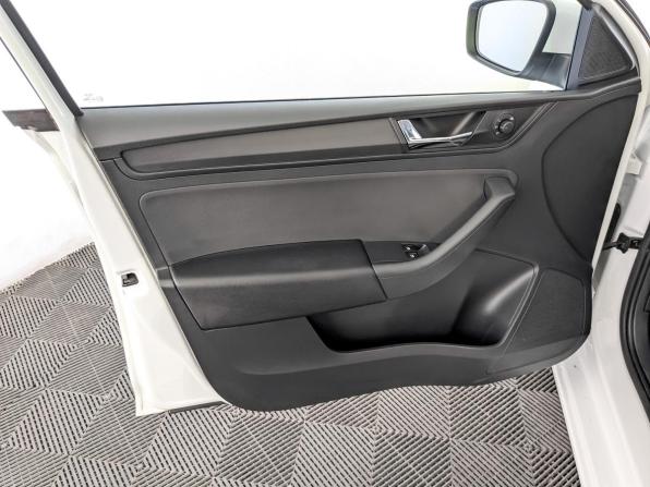 Skoda Rapid II с пробегом 2022 года, цена 1 690 000 рублей, 60030 км, лифтбек, Автокод Объявления