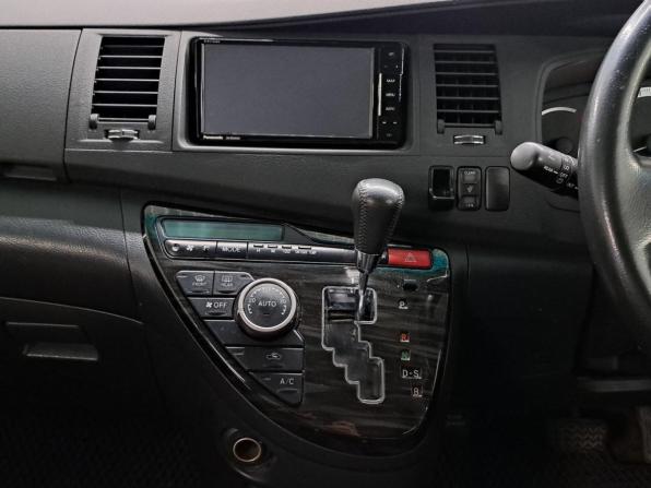 Toyota ISis I Рестайлинг с пробегом 2012 года, цена 1 229 000 рублей, 159828 км, минивэн, Автокод Объявления