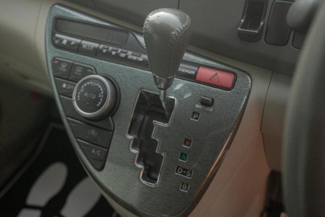 Toyota ISis I Рестайлинг с пробегом 2010 года, цена 1 259 000 рублей, 98500 км, компактвэн, Автокод Объявления