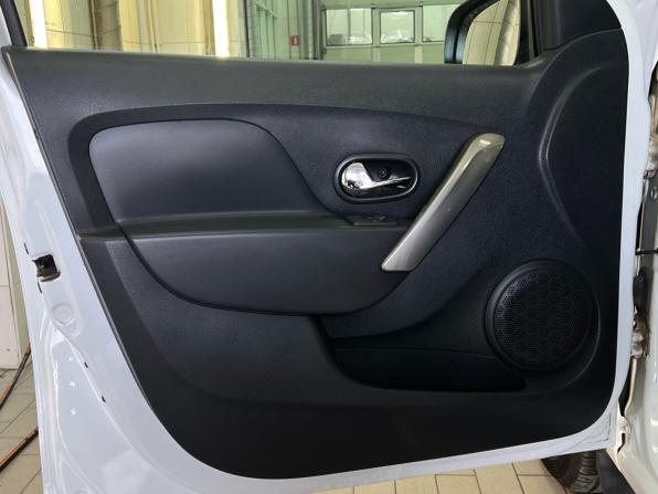 Renault Logan II с пробегом 2018 года, цена 865 000 рублей, 143769 км, седан, Автокод Объявления