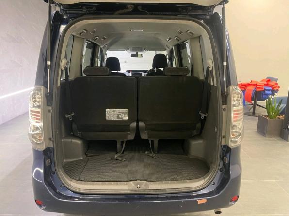 Toyota Voxy II (R70) с пробегом 2009 года, цена 1 050 000 рублей, 292029 км, минивэн, Автокод Объявления