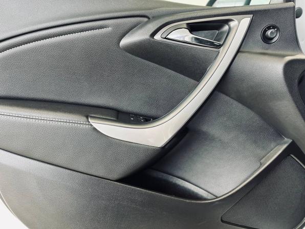 Opel Astra J Рестайлинг с пробегом 2014 года, цена 1 009 900 рублей, 156000 км, седан, Автокод Объявления