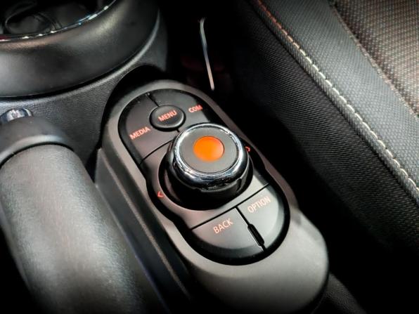 Mini Hatch III (F55/F56) Рестайлинг с пробегом 2020 года, цена 2 315 000 рублей, 51000 км, хэтчбек, Автокод Объявления