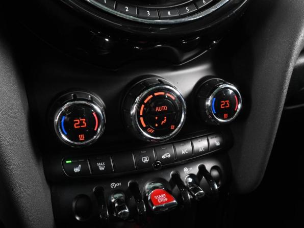 Mini Hatch III (F55/F56) Рестайлинг с пробегом 2020 года, цена 2 299 000 рублей, 61860 км, хэтчбек, Автокод Объявления