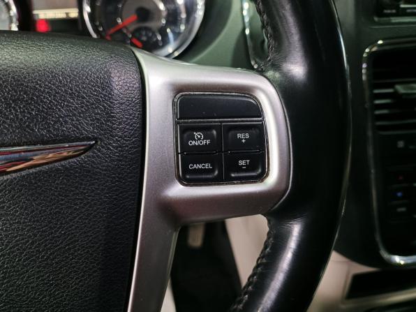 Chrysler Town &amp; Country V Рестайлинг с пробегом 2016 года, цена 1 700 000 рублей, 161980 км, минивэн, Автокод Объявления