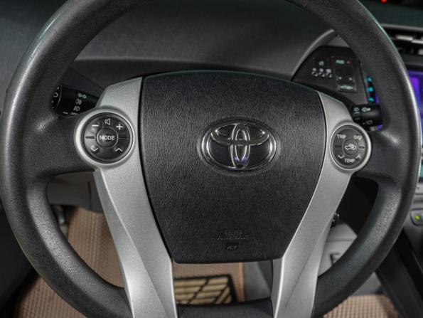 Toyota Prius III (XW30) с пробегом 2010 года, цена 1 499 000 рублей, 151115 км, лифтбек, Автокод Объявления