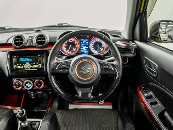 Suzuki Swift V с пробегом 2019 года, цена 1 330 000 рублей, 133500 км, хэтчбек, Автокод Объявления