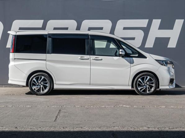 Honda Stepwgn V Рестайлинг с пробегом 2019 года, цена 2 990 000 рублей, 45072 км, минивэн, Автокод Объявления