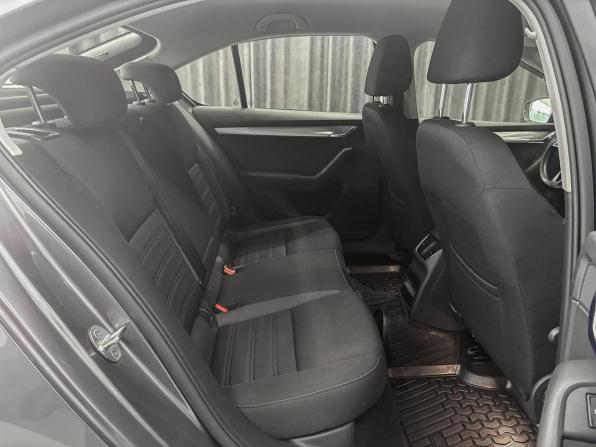Skoda Octavia III (A7) Рестайлинг с пробегом 2018 года, цена 1 449 000 рублей, 210000 км, лифтбек, Автокод Объявления