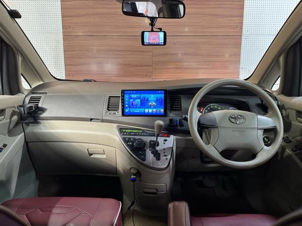 Toyota ISis I Рестайлинг с пробегом 2010 года, цена 1 049 000 рублей, 297611 км, компактвэн, Автокод Объявления