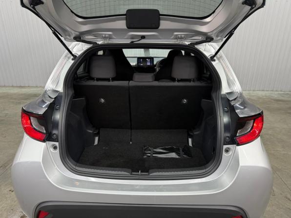 Toyota Yaris IV с пробегом 2021 года, цена 1 297 000 рублей, 77147 км, хэтчбек, Автокод Объявления