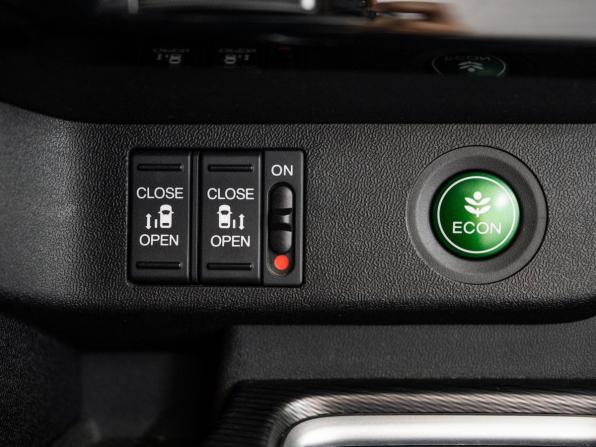 Honda Stepwgn V Рестайлинг с пробегом 2018 года, цена 2 320 000 рублей, 89436 км, минивэн, Автокод Объявления