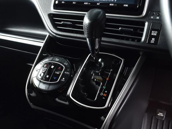 Toyota Voxy III (R80) Рестайлинг с пробегом 2019 года, цена 2 390 995 рублей, 80969 км, минивэн, Автокод Объявления