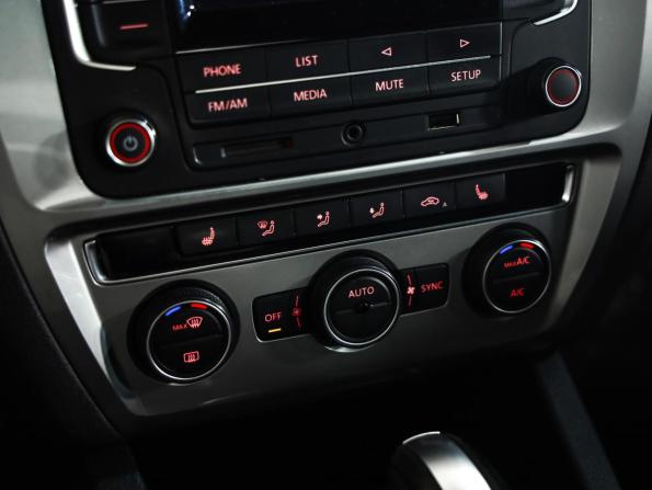 Volkswagen Jetta VI Рестайлинг с пробегом 2017 года, цена 1 069 777 рублей, 208463 км, седан, Автокод Объявления