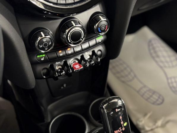Mini Hatch III (F55/F56) Рестайлинг с пробегом 2020 года, цена 2 280 000 рублей, 26000 км, хэтчбек, Автокод Объявления