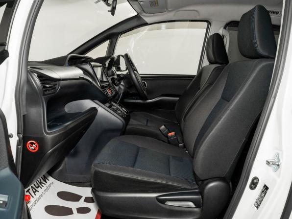Toyota Noah III (R80) Рестайлинг с пробегом 2017 года, цена 1 950 000 рублей, 174263 км, минивэн, Автокод Объявления