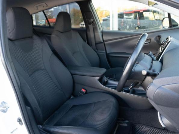 Toyota Prius IV (XW50) с пробегом 2018 года, цена 1 730 000 рублей, 137011 км, лифтбек, Автокод Объявления
