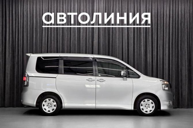 Toyota Voxy II (R70) с пробегом 2010 года, цена 1 380 000 рублей, 200000 км, минивэн, Автокод Объявления