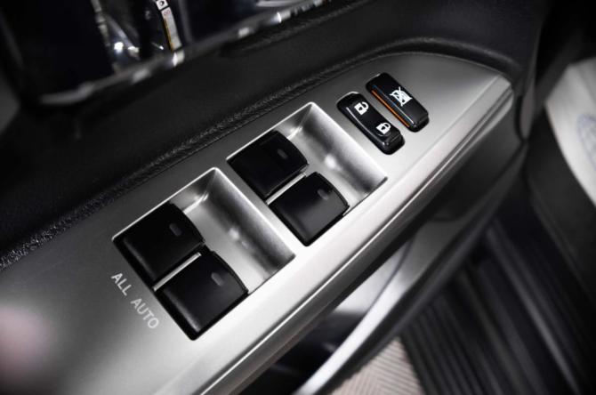 Toyota Land Cruiser 200 Series Рестайлинг 1 с пробегом 2015 года, цена 4 049 000 рублей, 181245 км, внедорожник, Автокод Объявления