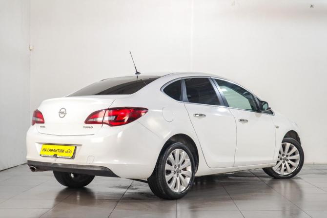Opel Astra J Рестайлинг с пробегом 2013 года, цена 739 000 рублей, 176000 км, седан, Автокод Объявления