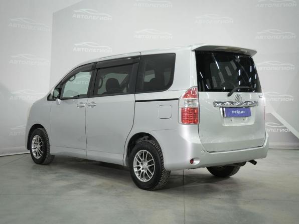 Toyota Noah II (R70) с пробегом 2007 года, цена 1 030 000 рублей, 454233 км, минивэн, Автокод Объявления