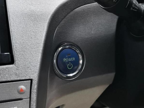 Toyota Prius III Рестайлинг (XW30) с пробегом 2015 года, цена 1 290 000 рублей, 137025 км, лифтбек, Автокод Объявления