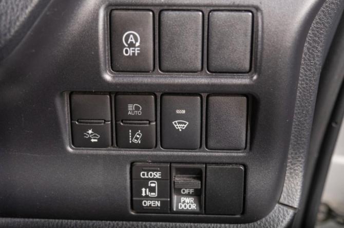 Toyota Noah III (R80) Рестайлинг с пробегом 2019 года, цена 2 349 000 рублей, 123000 км, минивэн, Автокод Объявления