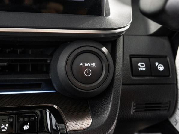 Toyota Prius V (XW60) с пробегом 2023 года, цена 4 360 000 рублей, 13255 км, лифтбек, Автокод Объявления
