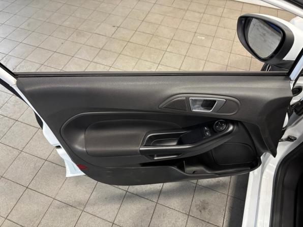Ford Fiesta Mk6 Рестайлинг с пробегом 2015 года, цена 629 000 рублей, 223000 км, седан, Автокод Объявления