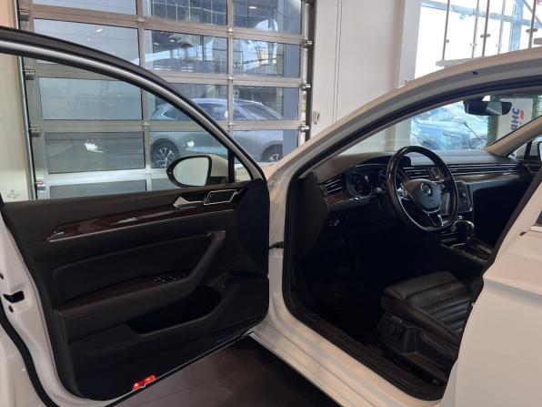 Volkswagen Passat B8 с пробегом 2018 года, цена 2 260 000 рублей, 110615 км, седан, Автокод Объявления
