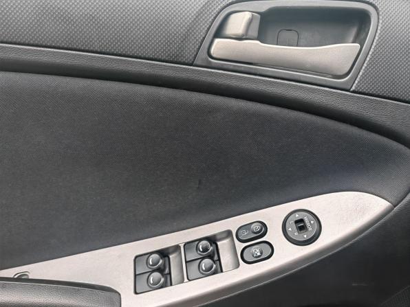 Hyundai Solaris I Рестайлинг с пробегом 2015 года, цена 590 000 рублей, 267073 км, седан, Автокод Объявления