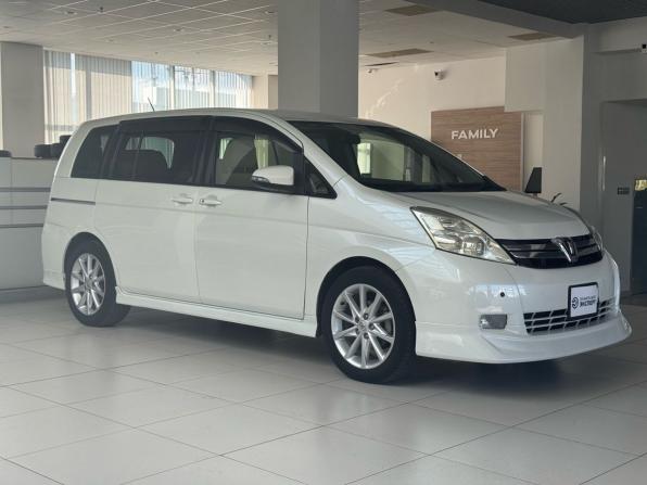 Toyota ISis I Рестайлинг с пробегом 2017 года, цена 1 220 000 рублей, 115784 км, компактвэн, Автокод Объявления