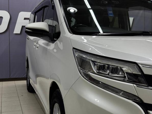 Toyota Noah III (R80) Рестайлинг с пробегом 2017 года, цена 1 949 000 рублей, 162000 км, минивэн, Автокод Объявления