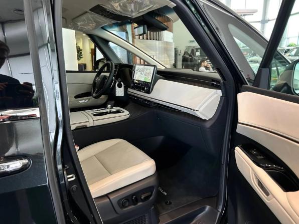 Lexus LM II с пробегом 2025 года, цена 18 450 000 рублей, 11 км, минивэн, Автокод Объявления