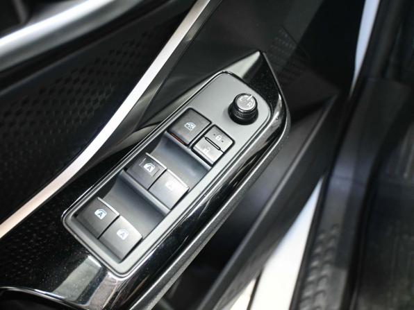 Toyota C-HR I с пробегом 2018 года, цена 2 279 900 рублей, 93547 км, внедорожник, Автокод Объявления